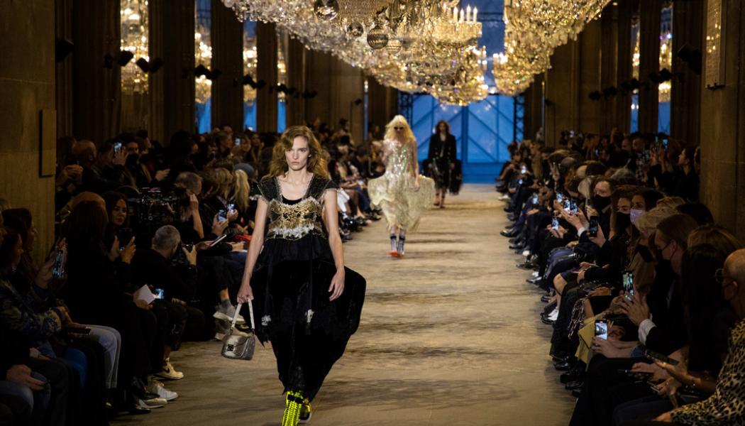 Vianney Le Caer/AP/TT: Louis Vuitton är ett av många lyxmärken som inte har påverkats av den stigande inflationen. Arkivbild.