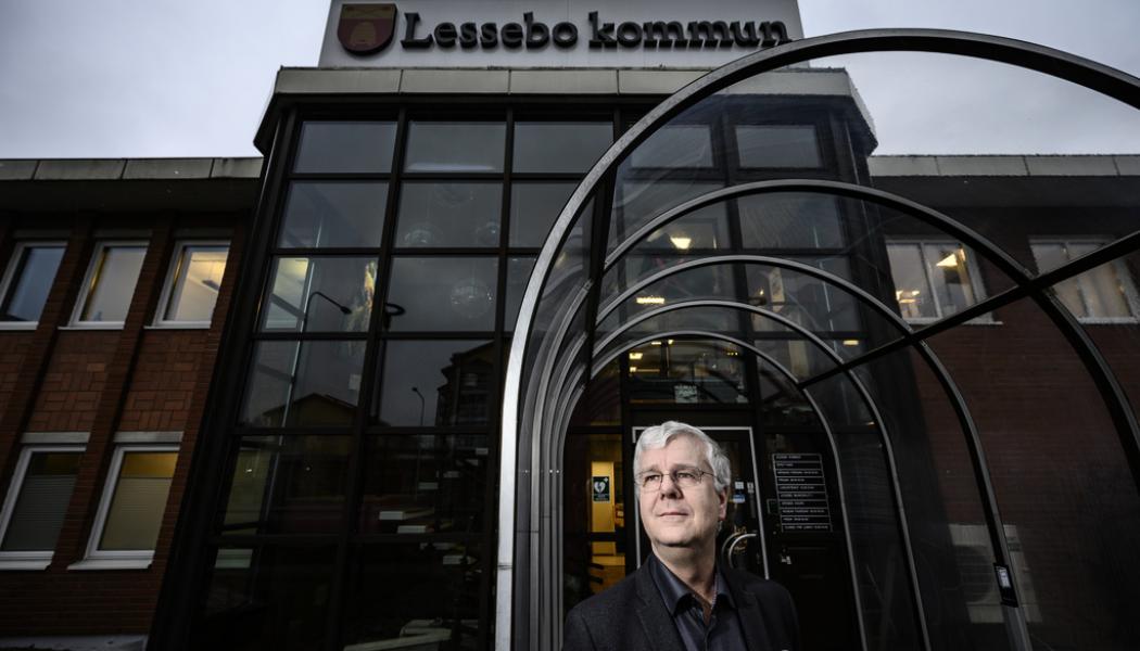 Johan Nilsson/TT: Lessebos kommunalråd Lars Altgård (S) är redo att sälja upp till 60 procent av det kommunala bostadslagets Lessebohus bestånd.– Vi vill egentligen utveckla verksamheten själva men vi har en underhållsskuld på 232 miljoner kronor. Kommunen kan inte låna så mycket, säger Altgård. Arkivfoto.