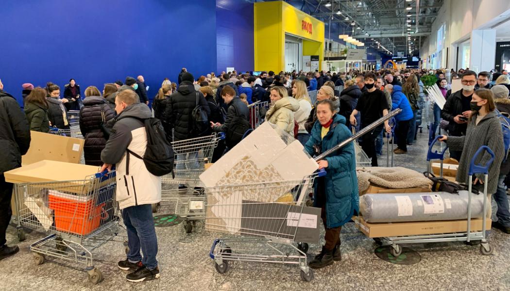 Vladimir Kondrashov AP/TT: Köer på ett Ikea-varuhus utanför Moskva innan bolaget stängde verksamheten i Ryssland. Arkivbild.