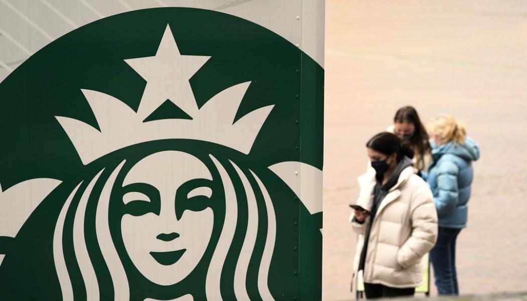 Elaine Thompson/AP/TT: Kafékedjan Starbucks logotyp i Seattle, USA. Arkivbild.