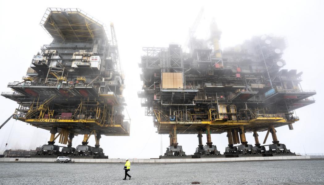Henning Bagger/AP/TT: Danska Tyras östra och västra plattformar under processen då de började nedmonteras och återvinnas i Fredrikshavn. Under 35 år har plattformarna varit Danmarks största naturgasproducenter.