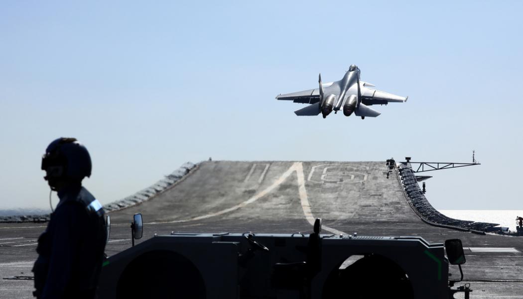 Hu Shanmin/Xinhua/AP/TT: Ett kinesiskt stridsflygplan lyfter från ett hangarfartyg. Arkivbild.
