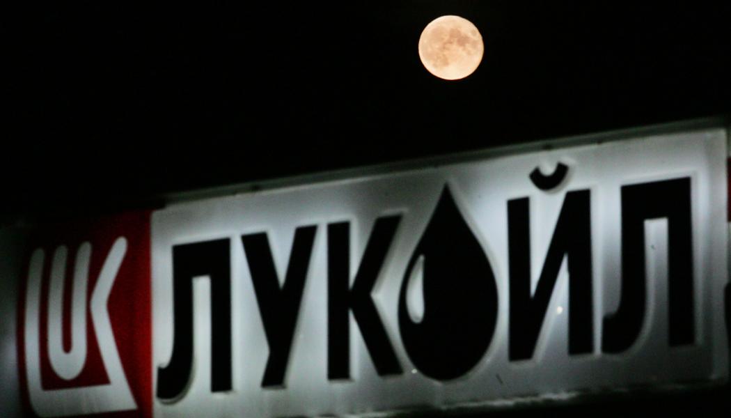 Ivan Sekretarev/AP/TT: Månen stiger över en bensinstation utanför Moskva. Inom EU går det trögt för försöken att stoppa importen av rysk olja. Arkivfoto.