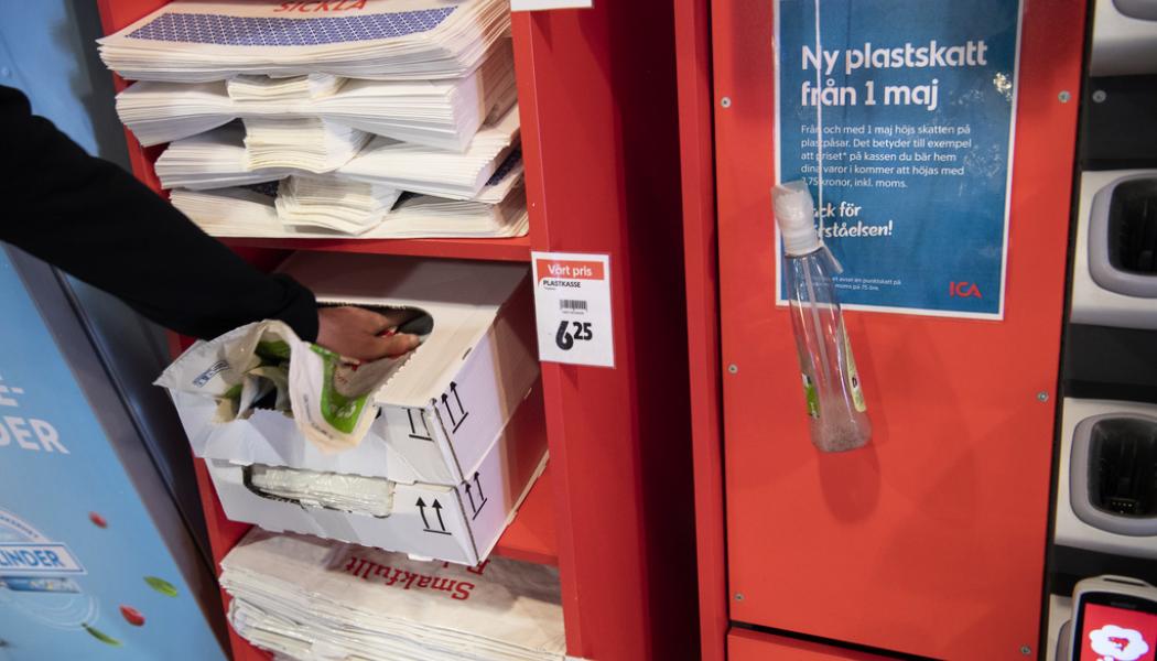 Fredrik Sandberg/TT: Runt 100 länder har infört begränsningar, avgifter, skatter eller förbud för att minska förbrukningen av plastbärkassar, enligt FN:s miljöprogram.. Arkivbild.