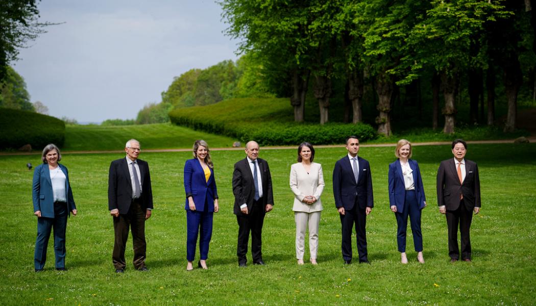 Kay Nietfeld/AP/TT: Representanter för G7-länderna, tillsammans med Ukrainas utrikesminister och EU:s utrikeschef, på bild från i fredags.