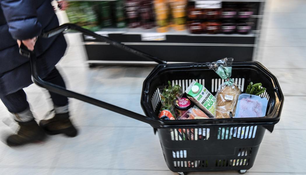 Anders Wiklund/TT: För många räcker inte pengarna till, ens för det nödvändigaste när priserna ökar kraftigt. Arkivbild.
