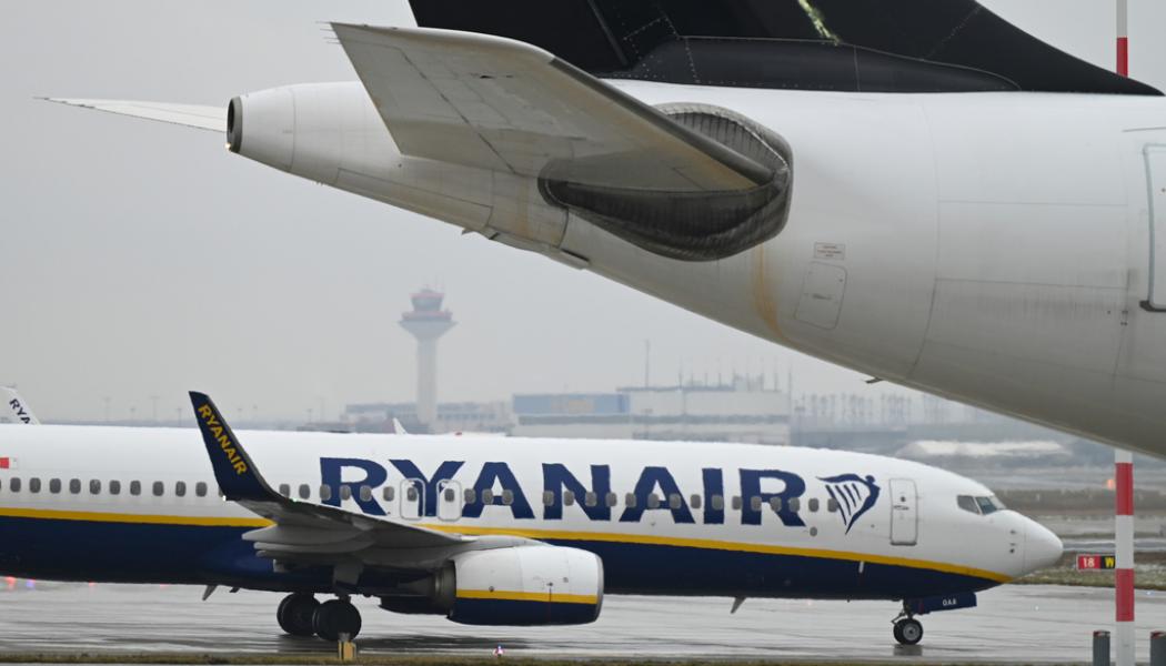 Arne Dedert/AP/TT: Ett Ryanair-plan vid Frankfurts flygplats. Arkivbild.