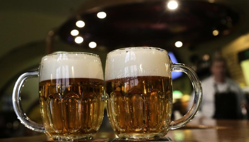 Petr David Josek/AP/TT: Lyfta coronarestriktioner har bidragit till ökad försäljning för Kopparbergs Bryggeri. Arkivbild.