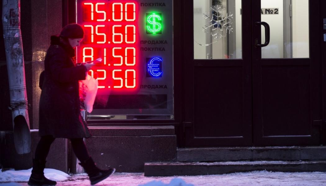 Alexander Zemlianichenko AP/TT: Ryska kapitalkontroller och högt oljepris ger rubelrally trots rysk recession i skuggan av Ukrainakriget och sanktioner. Arkivbild