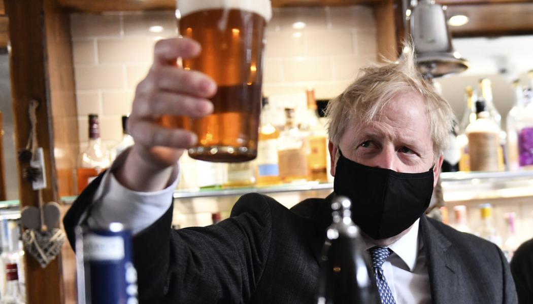 Jacob King AP/TT: Alkohol och tobak drev upp detaljhandelsförsäljningen i Storbritannien i april. På bilden som togs förra året dricker premiärminister Boris Johnson en öl. Arkivbild.