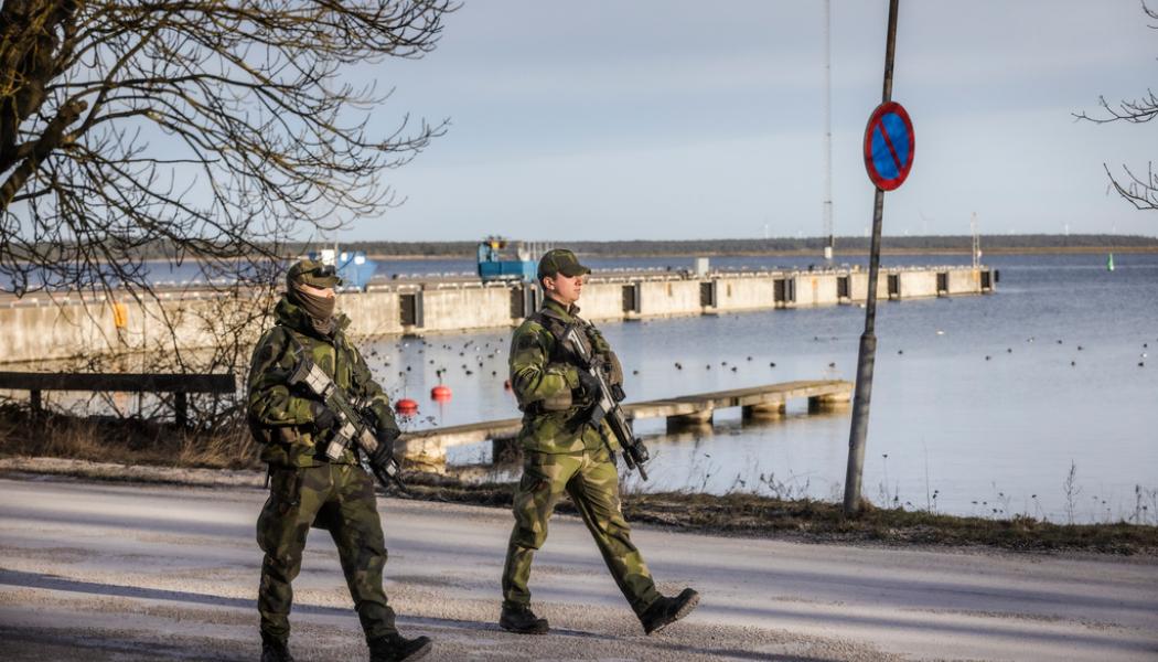 Karl Melander/TT: Patrullerande soldater i Slite tidigare i januari i år när Försvarsmakten stärkte sina förmågor på Gotland på land, till sjöss och i luften. Arkivbild.