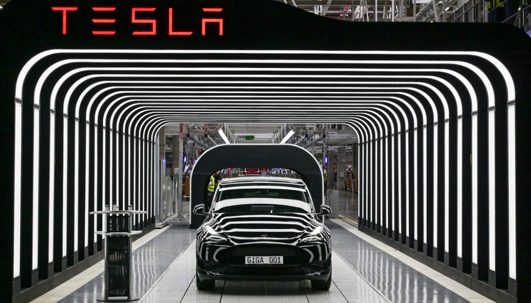 Patrick Pleul AP/TT: Tesla visar upp sin model Y vid fabriken i Berlin under våren. Aktien har liksom de flesta teknikaktier backat rejält senaste tiden. Arkivbild.