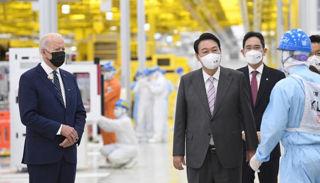 Kim Min-Hee/AP/TT: USA:s Joe Biden med Sydkoreas Yoon Suk-You och Samsungs vice ordförande Lee Jae-Yong besökte Samsungfabrik i Pyeongtaek, South Korea.