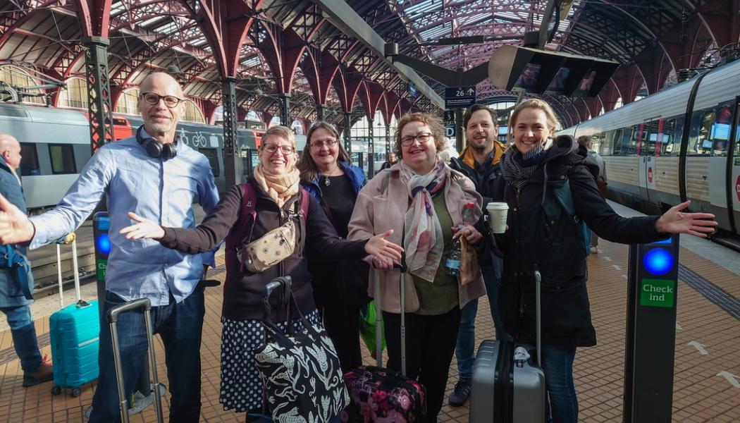 Privat: Jussi Schween, längst till vänster, och kollegorna Johanna Romin, Sarah Hallman, Lajos Ivancza, Anette Huss och Cristina Olsson tog tåget till konferensen iBarcelona när alla andra på företaget flög.