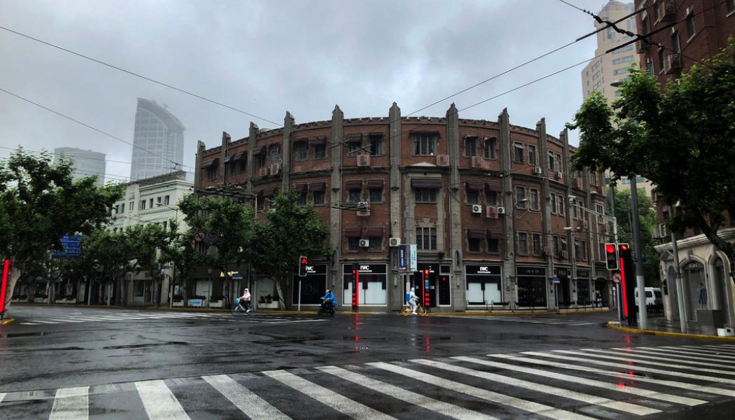 Chen Si/AP/TT: Korsning i mångmiljonstaden Shanghai, tisdag den 24 maj.