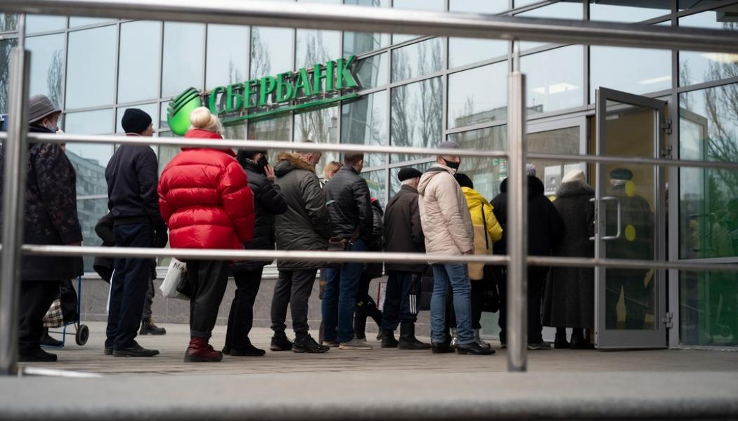 AP/TT: Människor köar vid ett Sberbank-kontor i Moskva i mitten av mars.