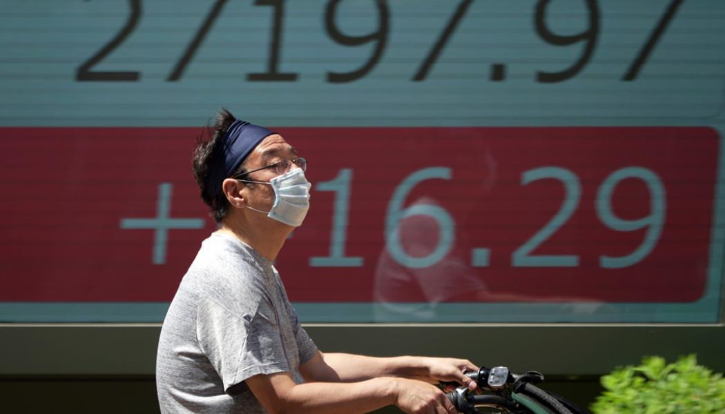 Eugene Hoshiko/AP/TT: Tokyobörsens Nikkei 225-index stiger i den tidiga onsdagshandeln. Arkivbild.