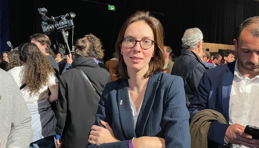 Wiktor Nummelin/TT: Amélie de Montchalin – här vid president Emmanuel Macrons valvaka i våras – är fransk minister för klimatomställning och regional sammanhållning. Arkivfoto.