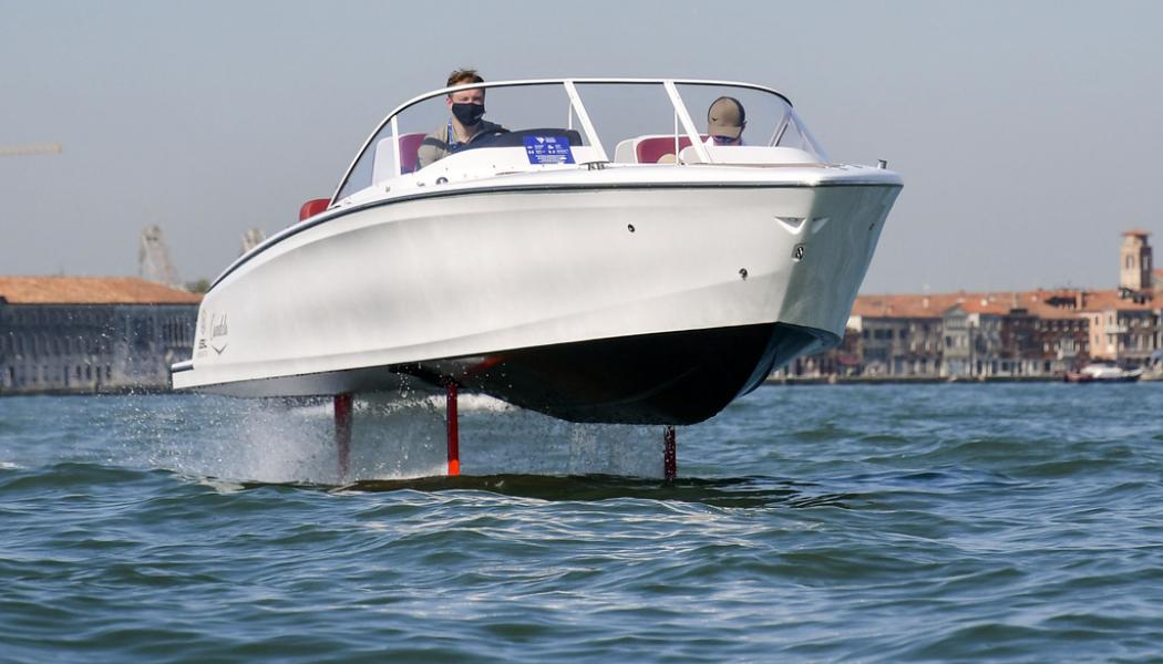 Luigi Costantini/AP/TT: Den svenska, eldrivna bärplansbåten Candela C-7 på båtmässan i Venedig förra sommaren. Under båten finns en vinge som lyfter farkosten, likt ett flygplan. Nu har forskare i Göteborg studerat bärplansvingar närmare. Arkivbild.