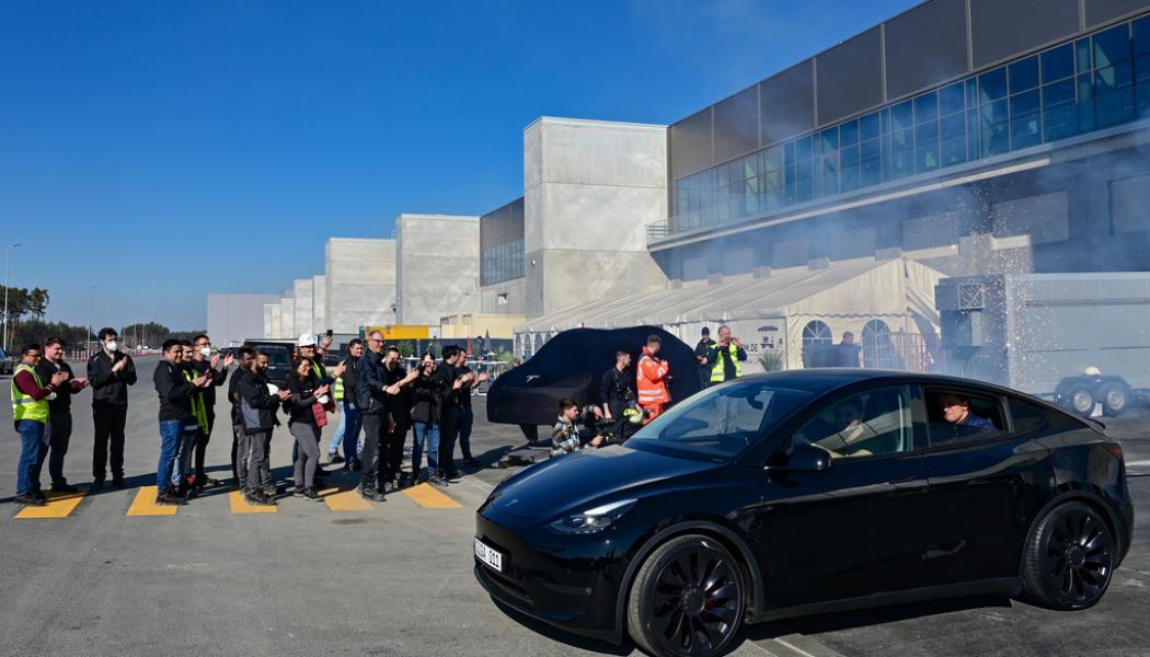 Patrick Pleul/pool/AP/TT: Snart utan någon vid ratten? En nybyggd Tesla rullar ut från företagets tyska fabrik vid invigningen i våras.