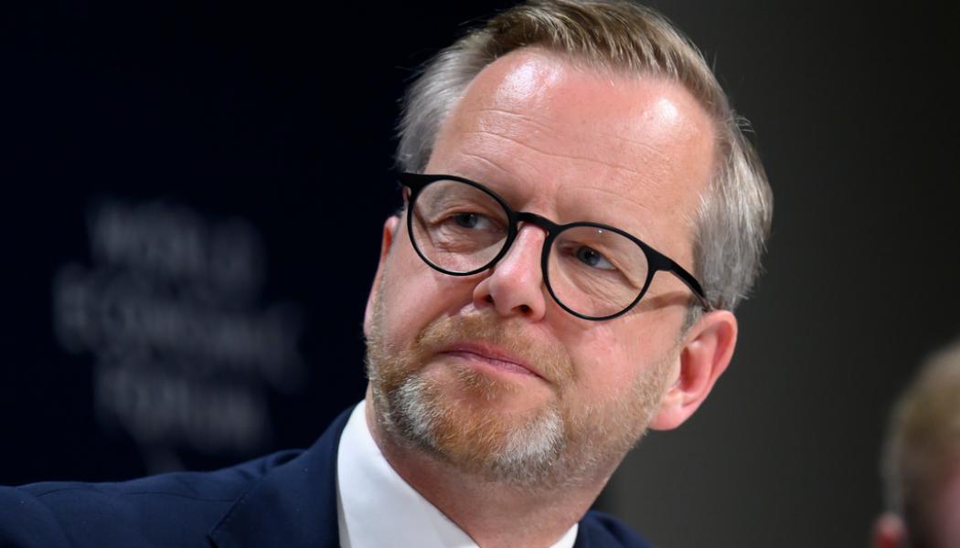 Gian Ehrenzeller/AP/TT: Finansminister Mikael Damberg (S) ser ut att få nej av riksdagen till att kompensera bilister med tusen kronor för höga drivmedelspriser. Arkivbild