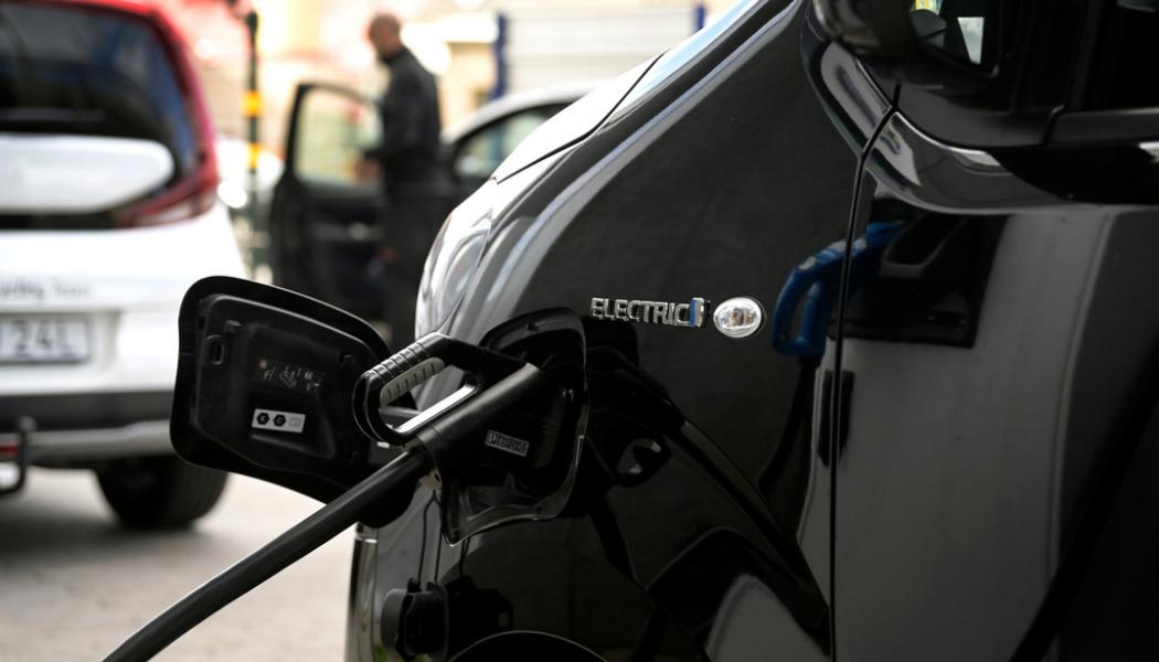 Janerik Henriksson/TT: Regeringen inför ett pristak för klimatbonusen för elbilar. Arkivbild.