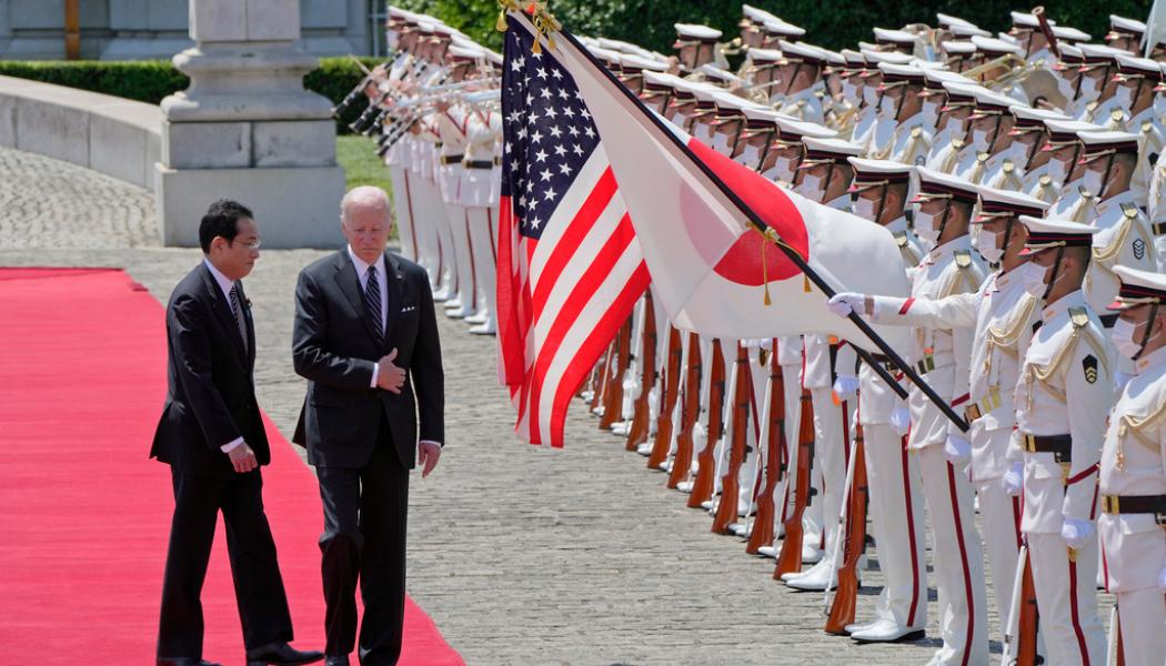 Eugene Hoshiko/AP/TT: Japans premiärminister Fumio Kishida tog emot USA:s president Joe Biden vid hans besök i Tokyo i maj, då det nya handelssamarbetet IPEF lanserades.