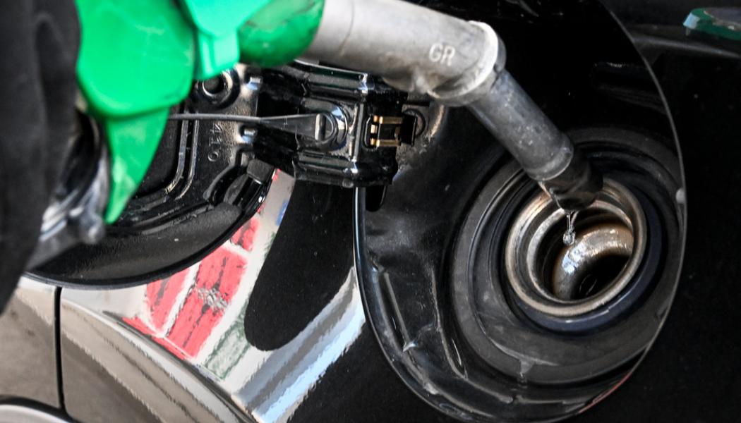 Janerik Henriksson/TT: En person tankar på bensinstation. Drivmedelspriserna höjs till nya rekordnivåer. Än så länge märks dock vare sig någon hamstring eller utbudsbrist av. Arkivbild.