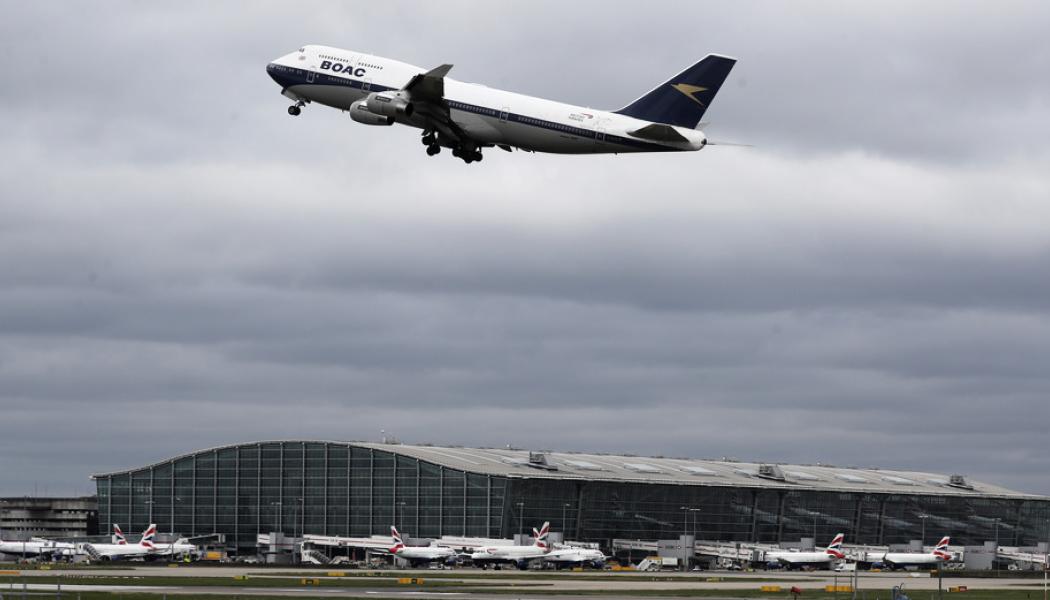 Frank Augstein/AP/TT: Ett British Airways-flygplan lyfter från Heathrow. Arkivbild.