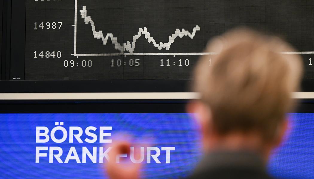Arne Dedert/dpa/AP/TT: Glada miner på börser runt om. Arkivbild.