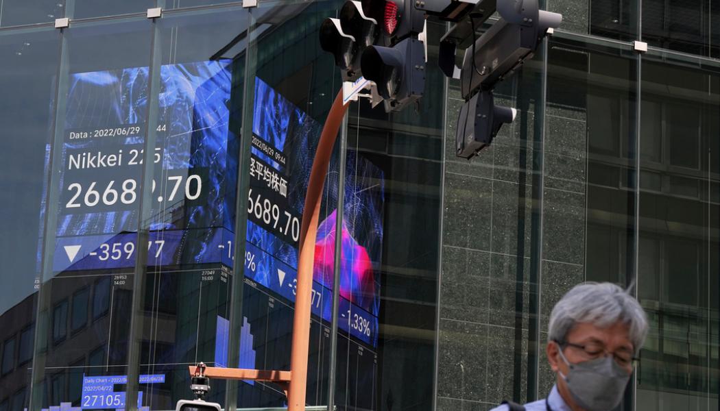 Eugene Hoshiko/AP/TT: Tokyobörsens Nikkei 225-index hör till de asiatiska index som backar i den tidiga fredagshandeln. Arkivbild.