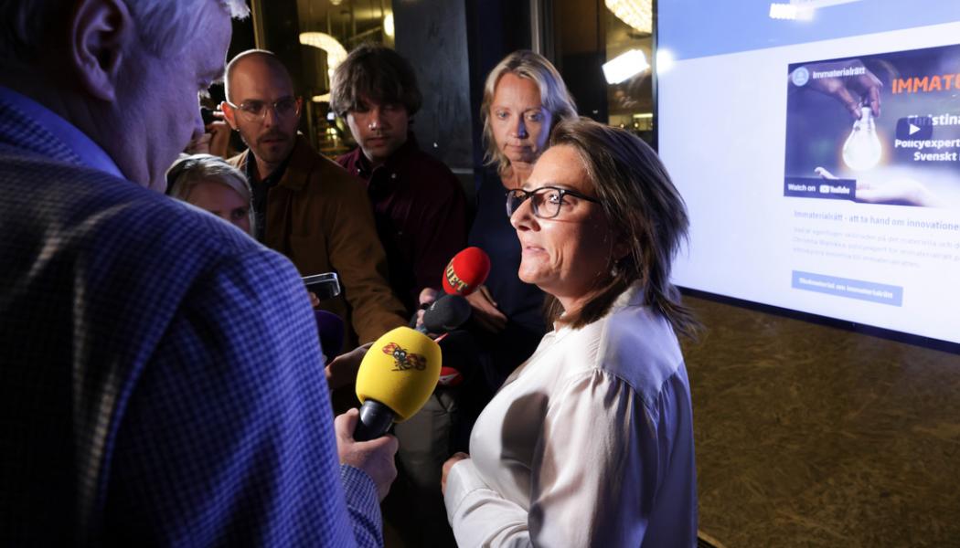 Magnus Andersson / TT: Marianne Hernæs SAS förhandlingschef på pilotområdet, kom ut och pratade med pressen vid midnatt.