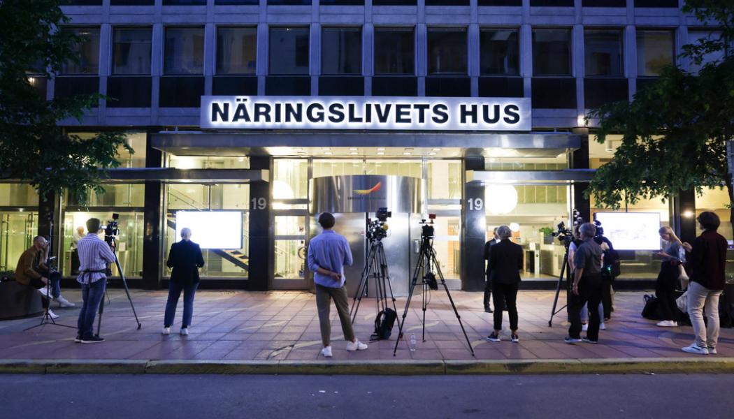 Magnus Andersson/TT: Medling mellan SAS och pilotfacken pågår i Näringslivets hus i Stockholm sent på fredagskvällen.