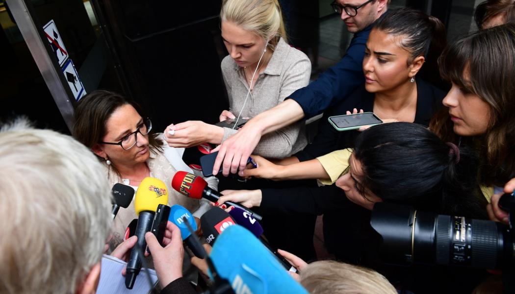 Chris Anderson/TT: Förhandlingsledaren Marianne Hernæs möter media om SAS-förhandlingarna utanför Näringslivets hus i Stockholm.