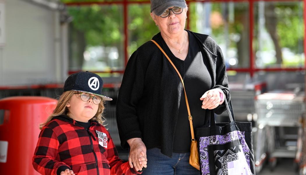 Henrik Montgomery/TT: Vivianne Johansson, som handlat kattgodis och jordgubbar i sällskap av barnbarnet på sin lokala matbutik i centrala Visby, stöter ihop med TT utanför butiksentrén. Men hon vill inte prata matpriser.