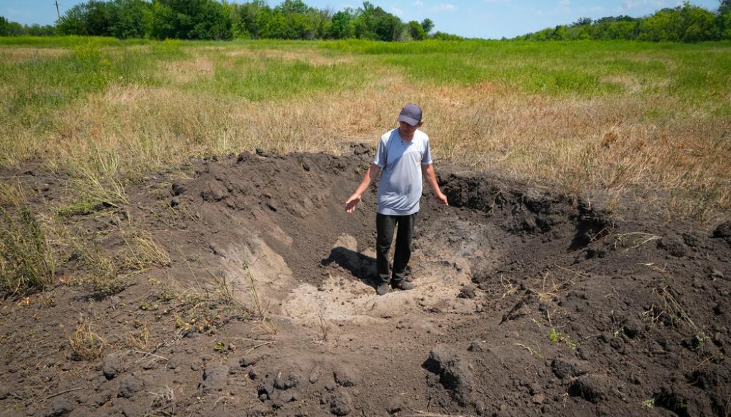 Efrem Lukatsky/AP/TT: Bördig jord, men förstörd av kriget. En bonde i östra Donetsk visar en krater i hans åker som orsakats av en rysk projektil. Bilden tagen i juni i år.