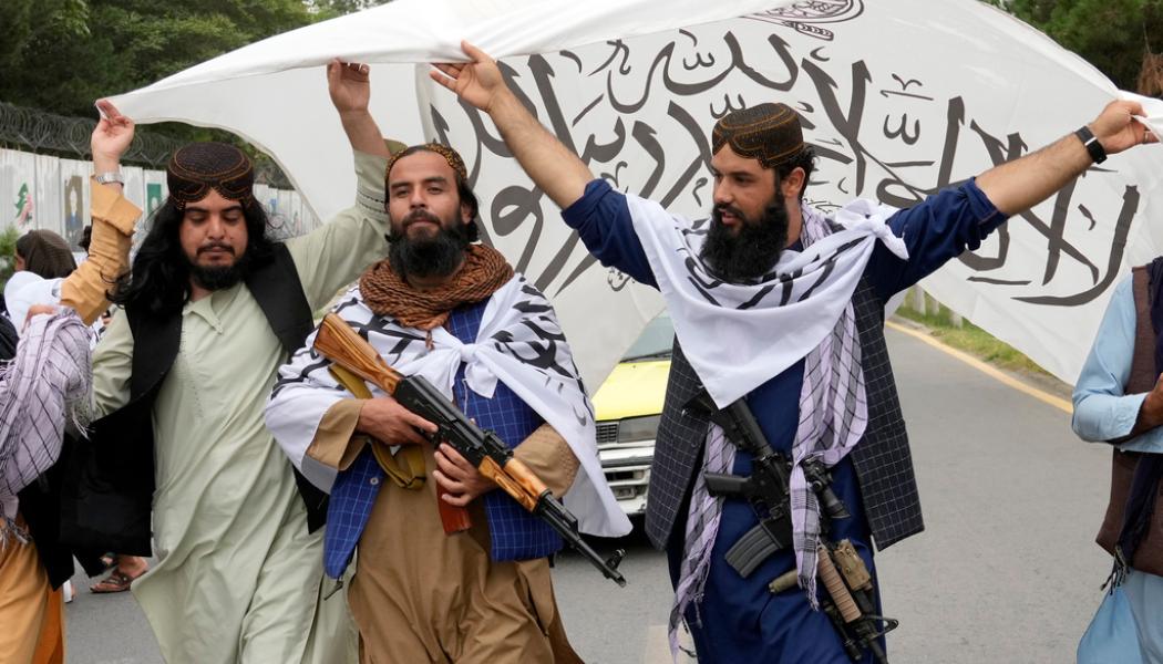 Ebrahim Noroozi AP/TT: Talibaner firar utanför amerikanska ambassaden i Kabul, ett år efter övertagandet. Arkivbild.