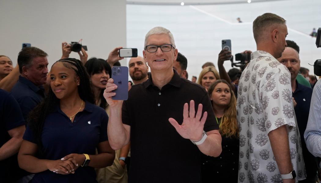 Jeff Chiu/AP/TT: Apples vd Tim Cook med bolagets nya telefon i näven på plats i techmeckat Cupertino i Kalifornien.