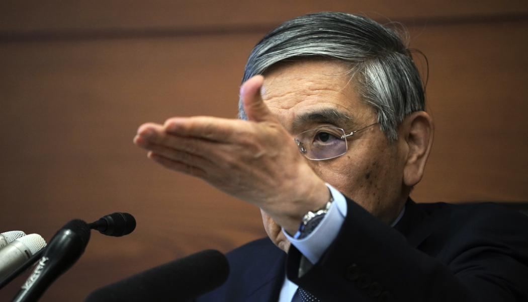 Eugene Hoshiko/AP/TT: Den japanska centralbankschefen Haruhiko Kuroda fortsätter stimulera trots alla kollegor i västvärlden som just nu höjer räntorna kraftigt. Arkivbild.