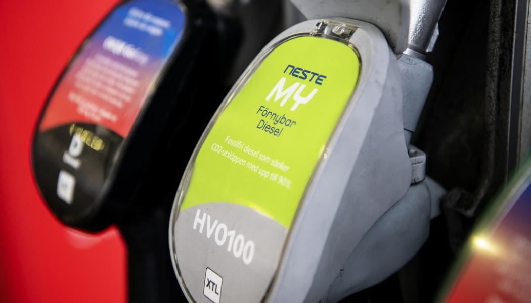 Malin Hoelstad/SvD/TT: Biodrivmedel som HVO100 är betydligt dyrare än vanlig diesel och fungerar bara i vissa bilmotorer. Arkivbild