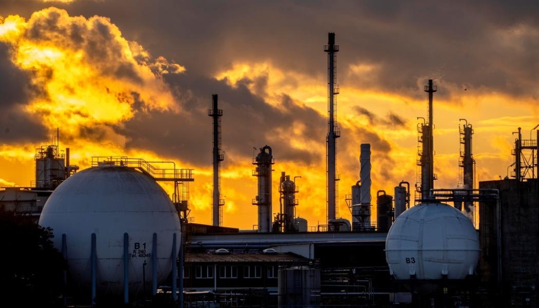 Michael Probst: Gastankar och skorstenar på en kemisk industri i tyska Ludwigshafen. Arkivbild.