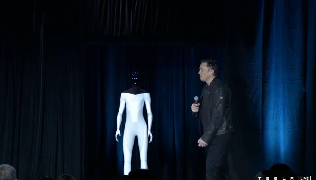 Tesla/TT: Förra året gick Elon Musk ut med idén om den humanoida roboten. Under årets AI-dag kunde roboten både gå och vinka till publiken. Arkivbild.