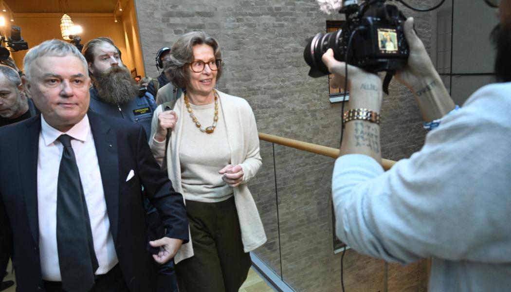 Fredrik Sandberg/TT: Birgitte Bonnesen på väg in i rättssalen i Stockholms tingsrätt med sin advokat Per E Samuelson.
