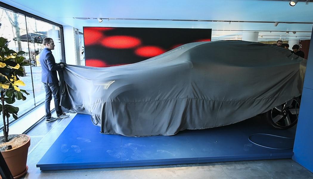 Claudio Bresciani/TT: En Volvo-bil under täcket. Arkivbild.