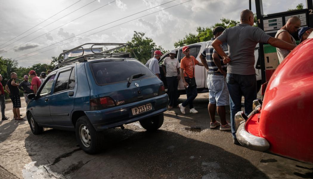 Ramon Espinosa/AP/TT: Kö vid en bensinmack i Havanna i somras. Arkivbild.