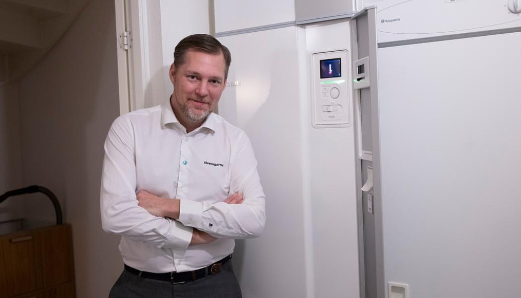 Fredrik Sandberg /TT: Günther Mårder, vd för Företagarna, visar hur han dagtid stänger av sin frånluftsvärmepump för att spara energi.