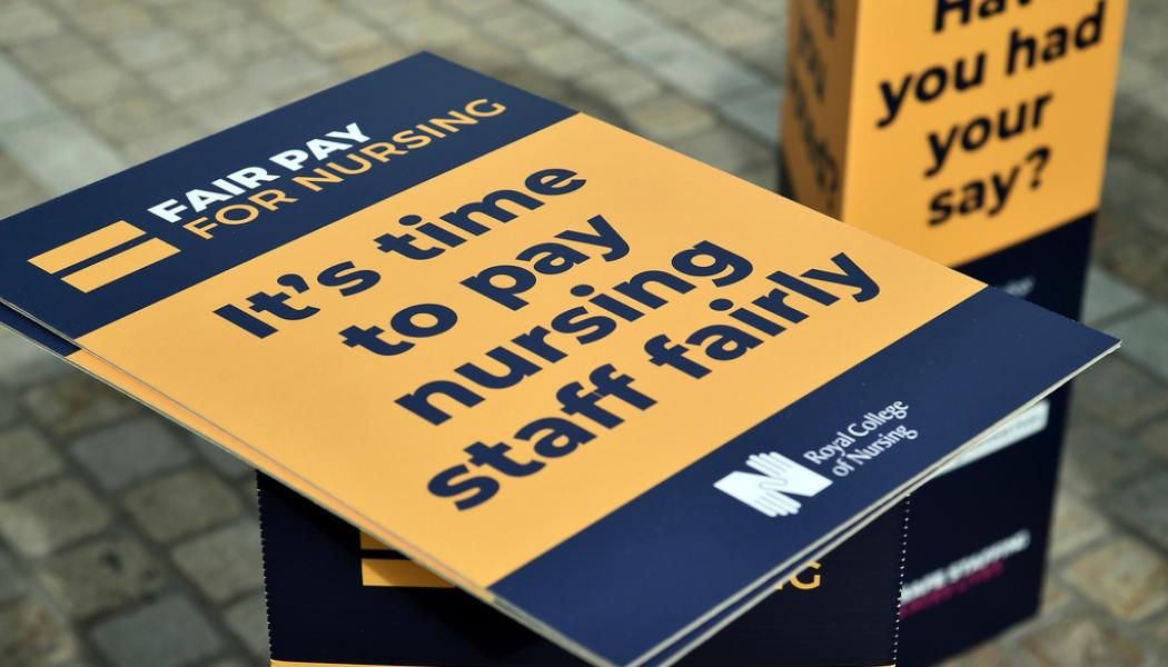 Rui Vieira/AP/TT: Medlemmar i vårdförbundet Royal College of Nursing strejkar för första gången sedan facket bildades 1916. Arkivbild från en protest i höstas.
