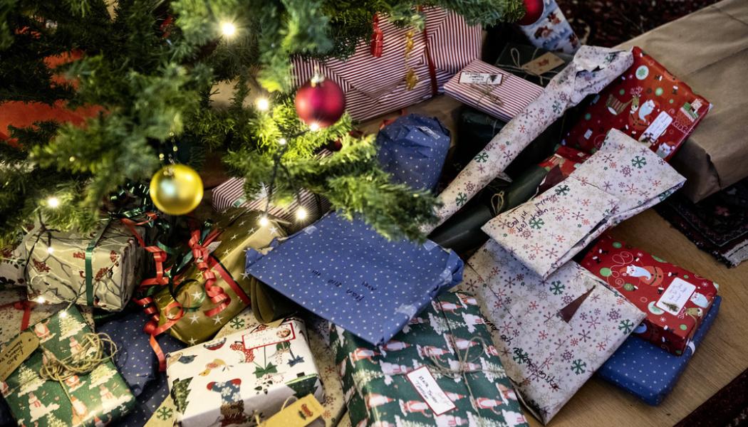 Christine Olsson/TT: Julklappar under en gran. Arkivbild.