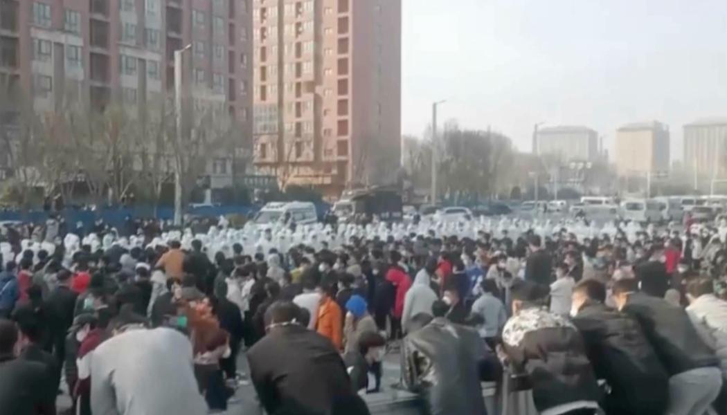 AP/TT: Protester i november vid Foxconn Technology Group, som äger världens största fabrik dör Apple låter tillverka sina mobiler. Arkivbild.