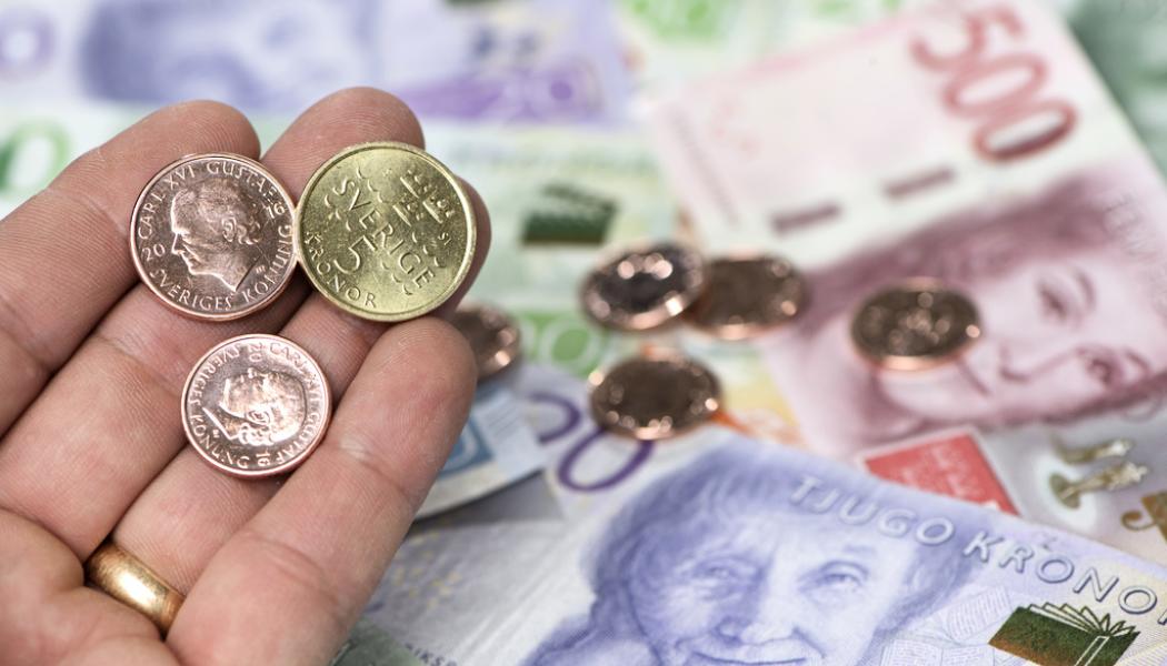 Fredrik Sandberg/TT: Storbankernas erbjudanden om sparräntor är bleka i jämförelse med mindre aktörers. Ändå väljer få att byta bank, säger sparprofilen Claes Hemberg. Arkivbild.